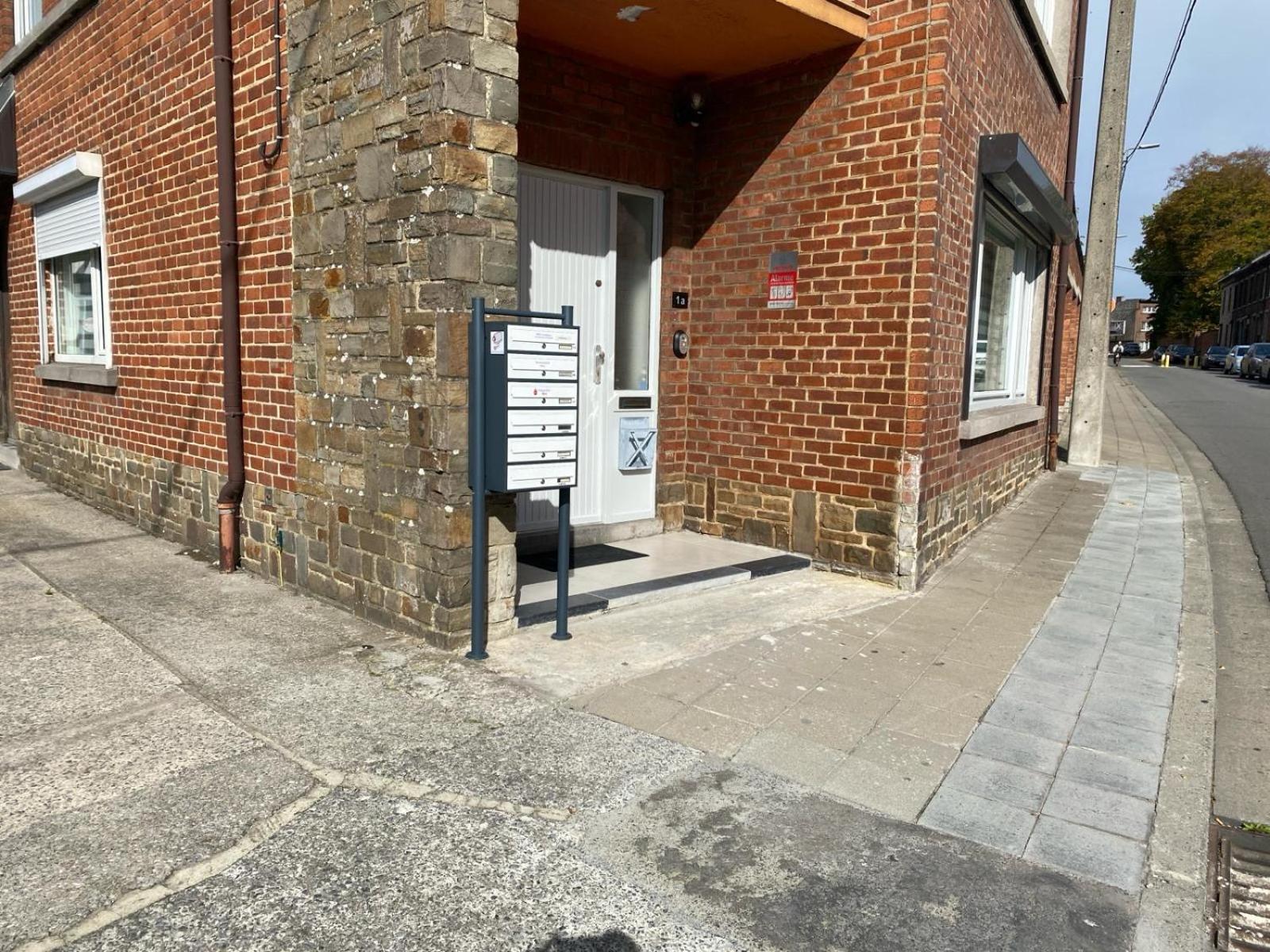 1-E Superbe Appartement Lumineux Charleroi Exterior foto